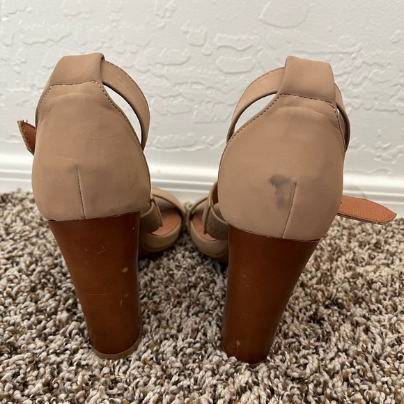 Tan/Nude casual heel. Size 6.5 - Picture 4 of 5